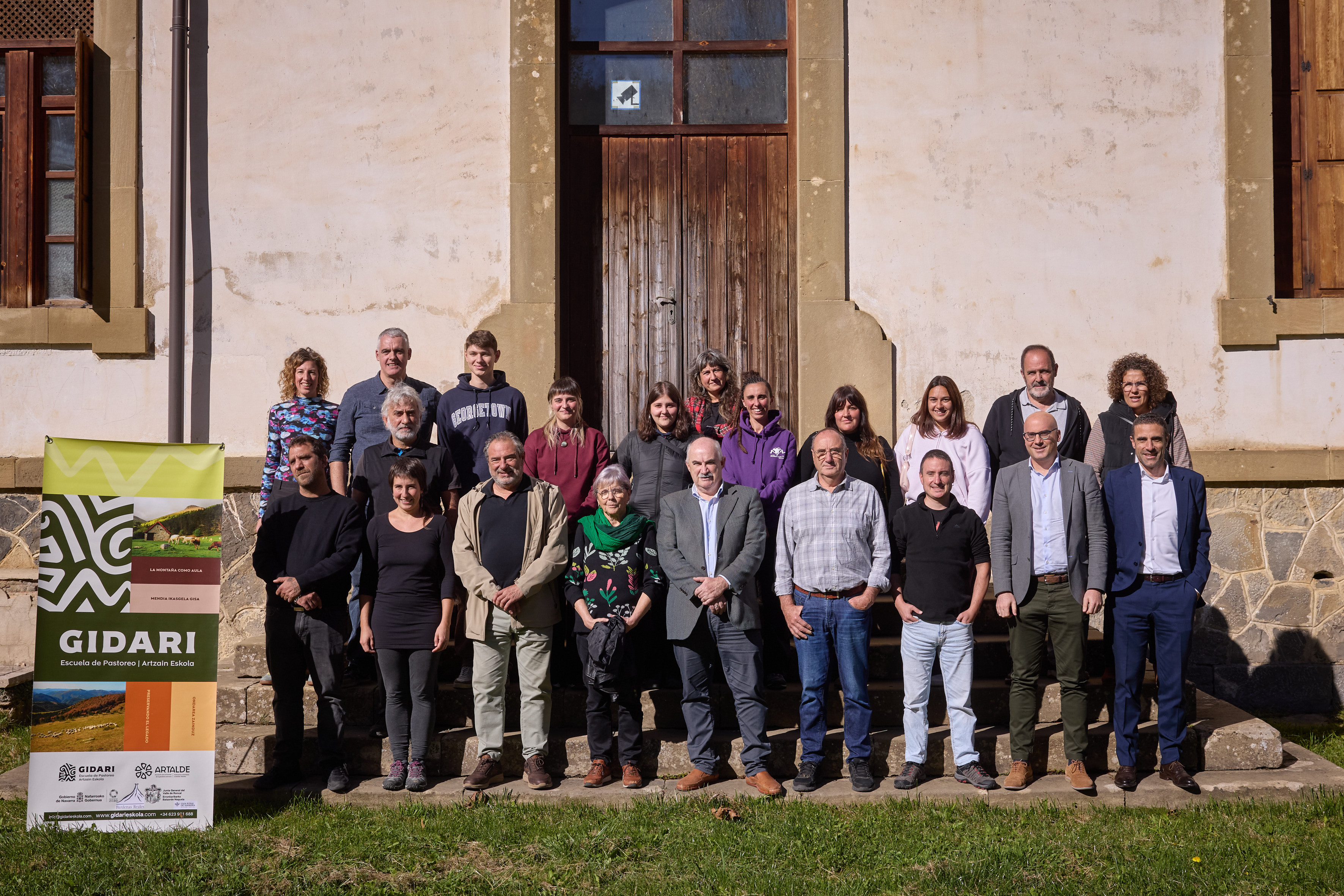 Ocho alumnos y alumnas inician la primera promoción para formarse en pastoreo en el Valle del Roncal 