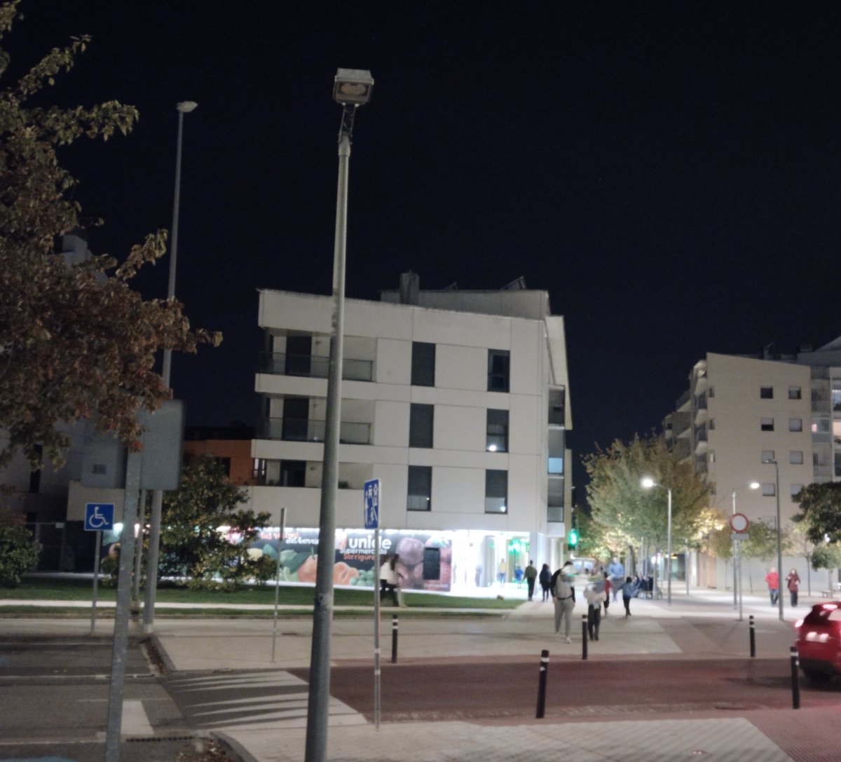 Dos farolas fundidas reducen la visibilidad en un paso de peatones de Sarriguren