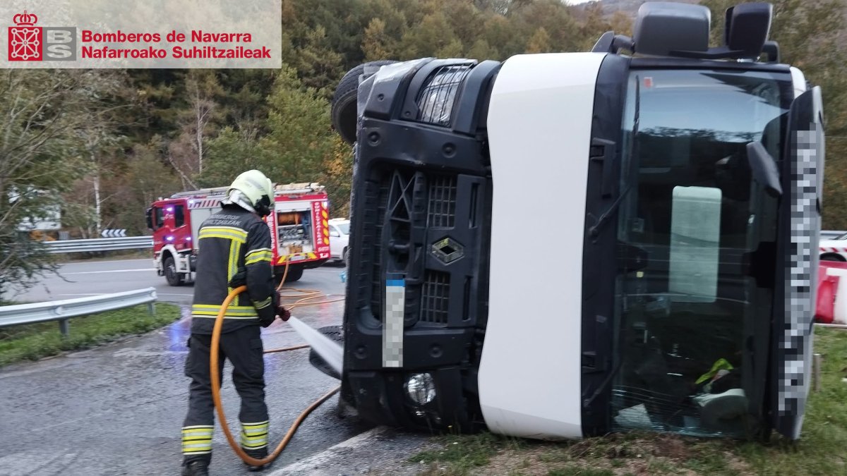 Herido un hombre, de 54 años, al volcar un camión hormigonera en la N-121-A, en Baztan