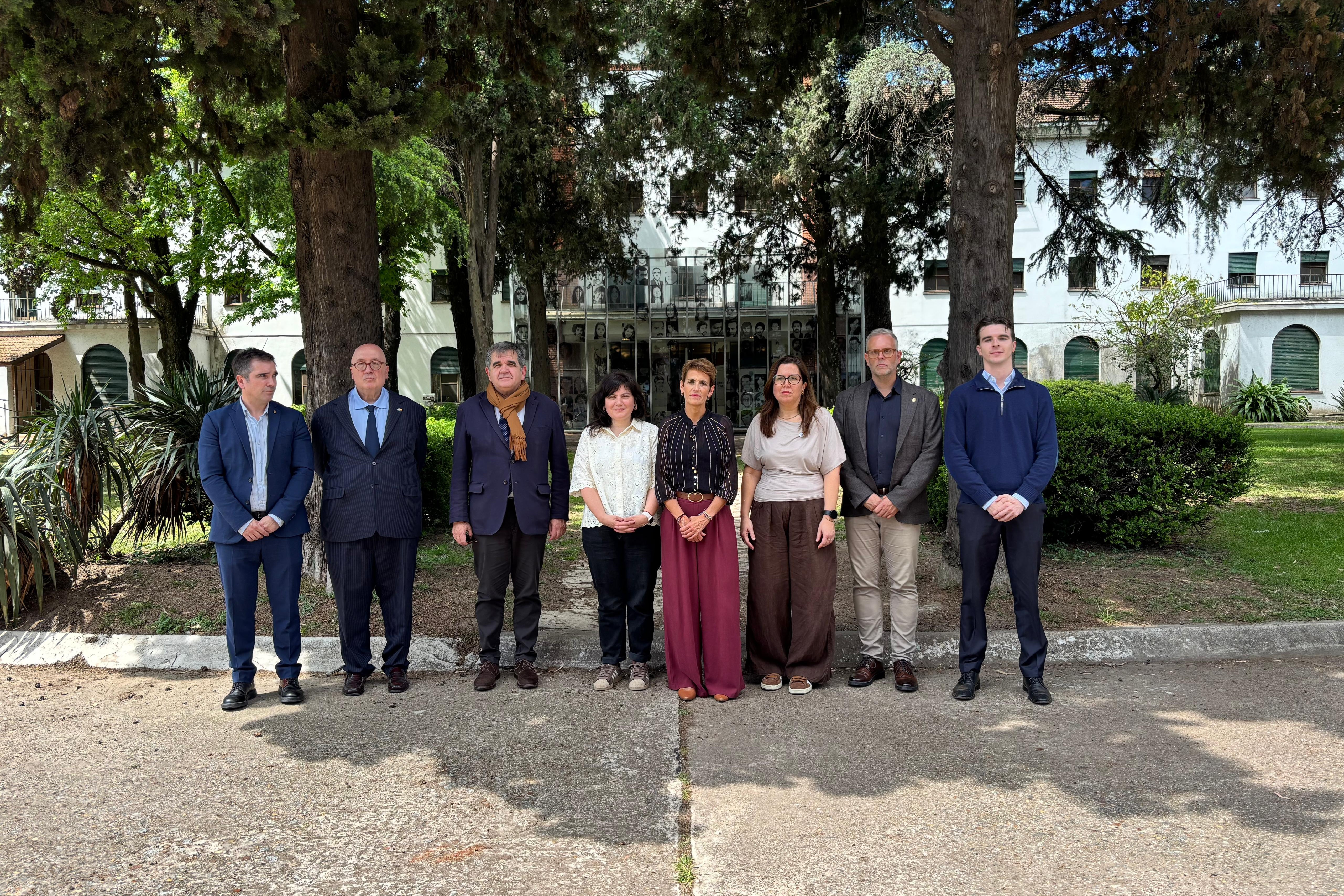 Chivite visita en Argentina la antigua Escuela Superior de Mecánica de la Armada, centro de detención durante la dictadura resignificado como espacio de memoria