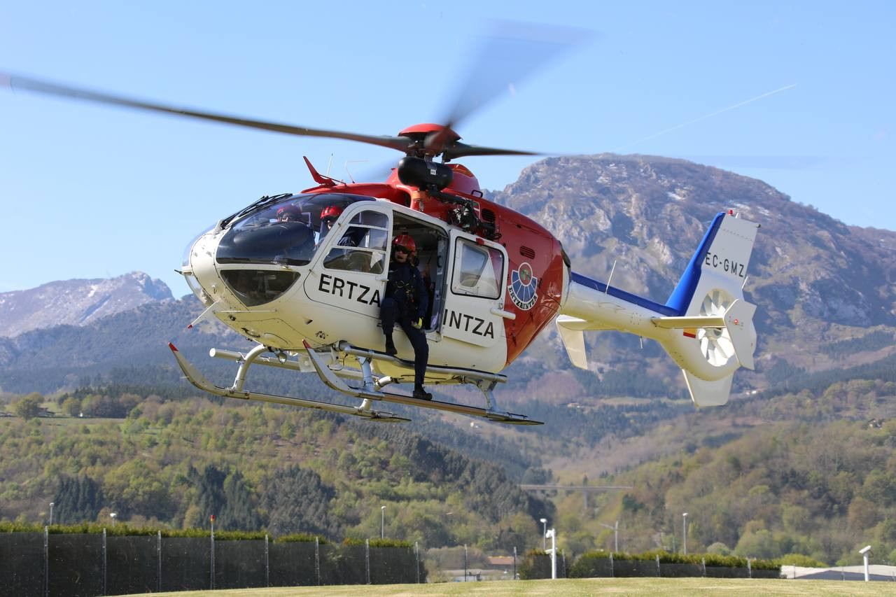 Un helicóptero de la Ertzaintza rescata a una mujer herida en el monte Txindoki