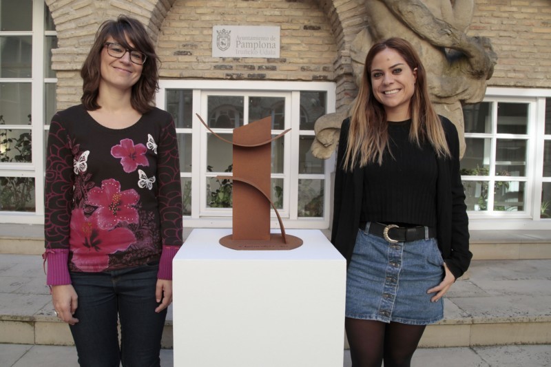 Pamplona recibe la escultura de Néstor Basterretxea del proyecto ‘Enneco, la memoria del roble’