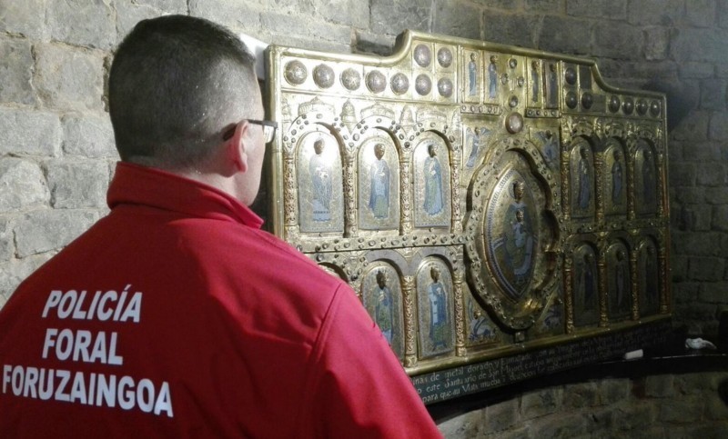 Desmontado el retablo de Aralar para el estudio de una especialista catalana en arte