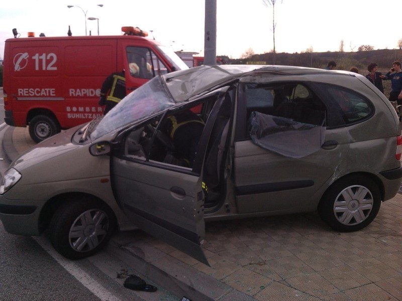 Cinco personas heridas en un accidente en una rotonda junto a El Sario