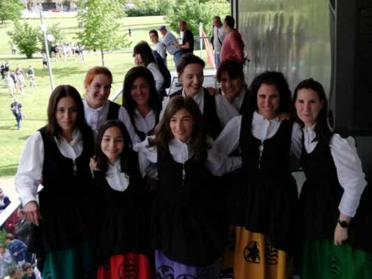 La asociación cultural Grupo de Danzas Lakarri del Valle de Egüés y la comparsa txiki Valle de Egüés-Eguesibarko Txiki Konpartsa son distinguidos con el sello MECNA