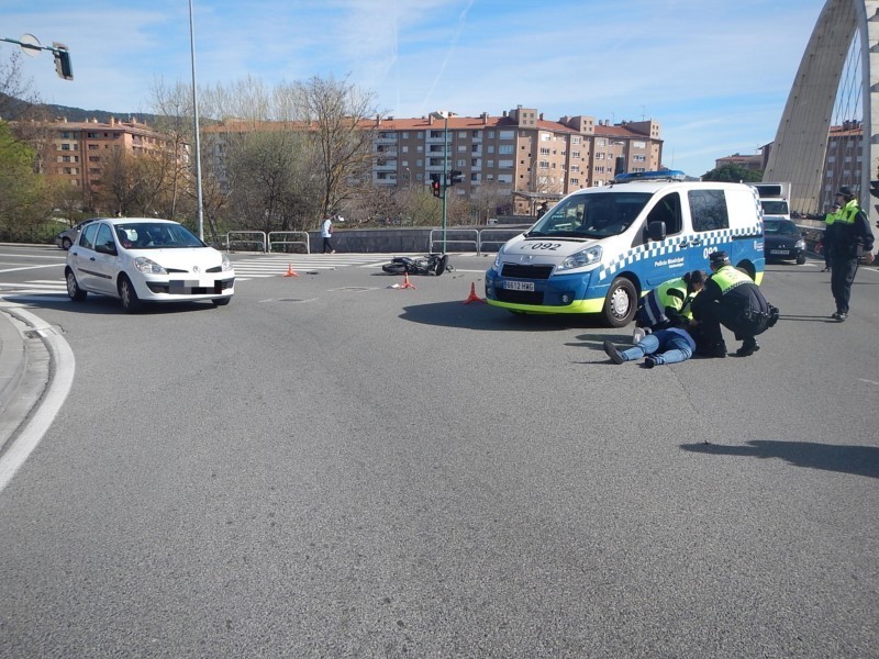 Tres heridos al chocar dos vehículos en la rotonda de las Oblatas, en Pamplona