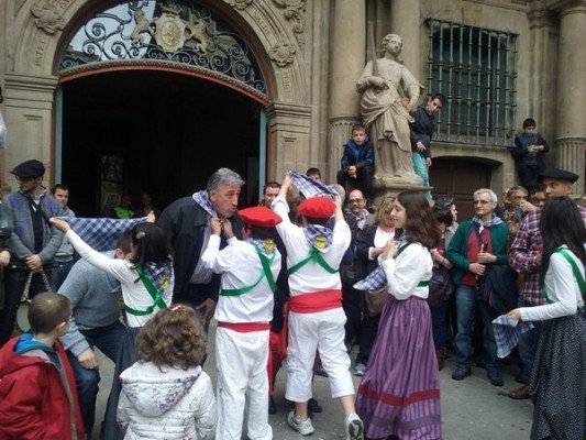 Pamplona recibe a las mayordomas y mayordomos de San Jorge en la tradicional “Subida a Iruñea Igoera”