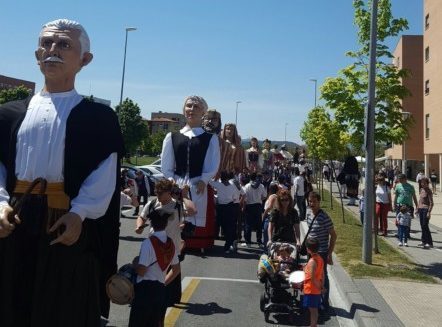 La Comparsa de Buztintxuri estrenó sus nuevas figuras con una gigantada