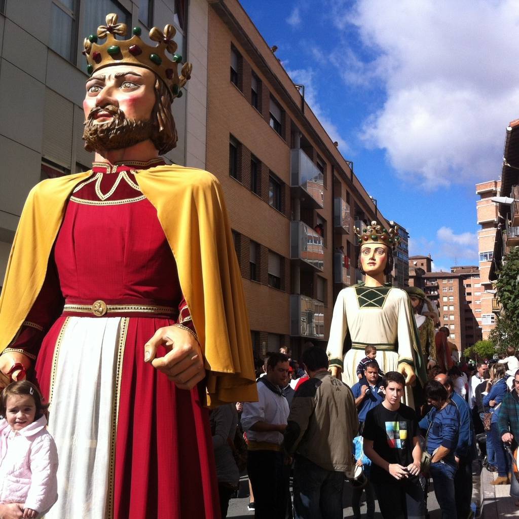 Gigantada en Villava el 27 de mayo para festejar el 40 aniversario de la comparsa