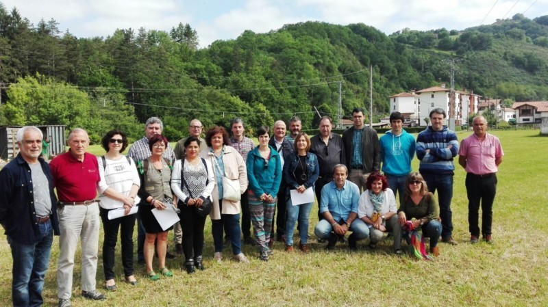 La Comisión de Educación visita en la cuenca del Bidasoa los posibles emplazamientos del instituto comarcal de FP