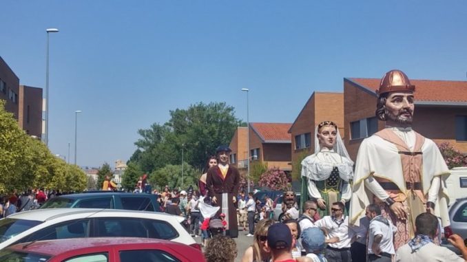 Gigantada popular en Sarriguren bajo un calor asfixiante