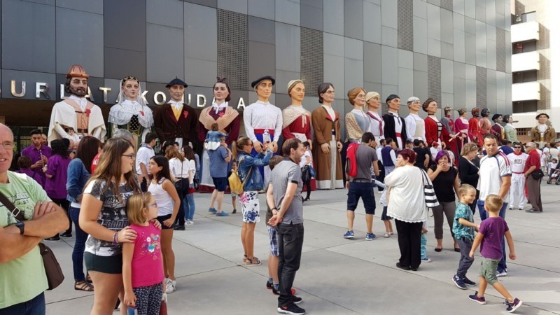 Burlada celebra su \'Día Gigante\' con la participación de 23 comparsas