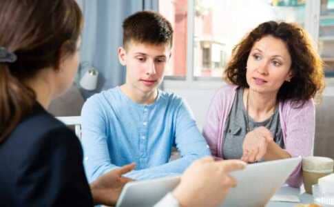 UpToYou ofrece escuela de padres y madres para caminar de la mano del centro educativo