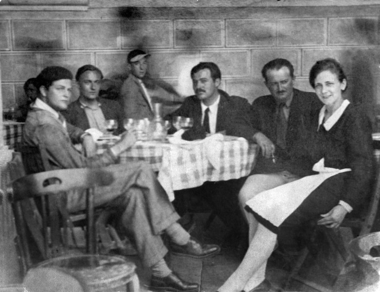 El Palacio del Condestable prorroga las exposiciones sobre Ernest Hemingway y los Sanfermines hasta agosto