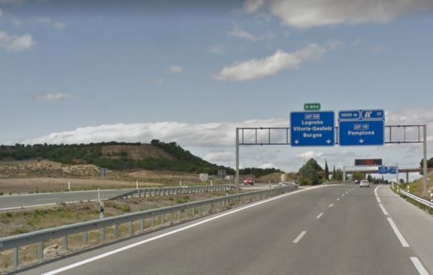 Un incendio calcina por completo una furgoneta en la autopista AP-68 a su paso por el municipio de Alcanadre