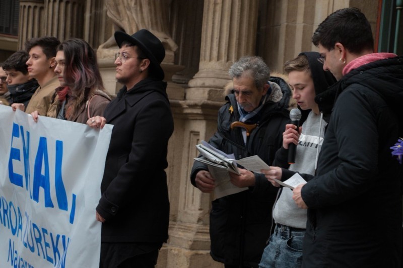 Pamplona se solidariza con la familia de Ekai Lertsundi y se compromete a luchar contra la LGTBifobia
