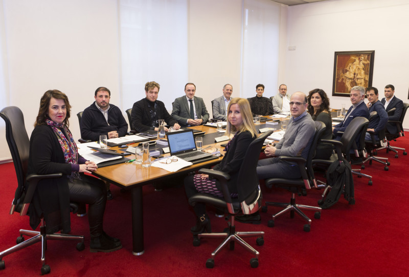 El Parlamento Foral pide una distribución equilibrada y más apoyo a la enseñanza pública con alumnado desfavorecido