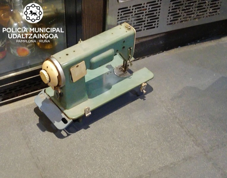 Evacuada al hospital tras caerle una máquina de coser decorativa a una clienta en un bar de Buztintxuri