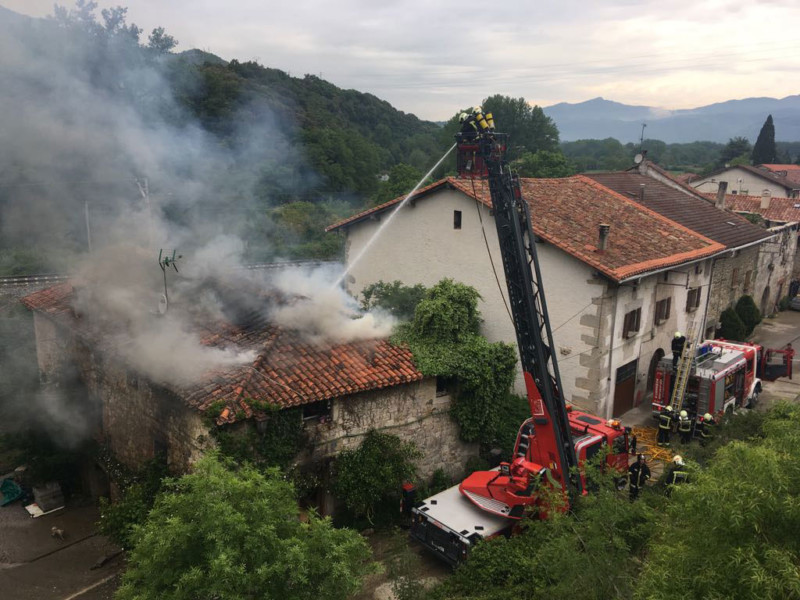 Un incendio destruye en Izurdiaga una vivienda cuya inquilina ha sido atendida tras inhalar humo