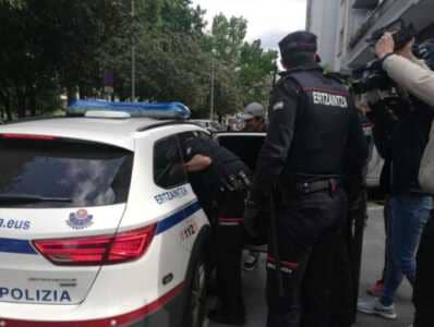 Un ertzaina fuera de servicio retiene en Irun a dos hombres por agresión con arma blanca
